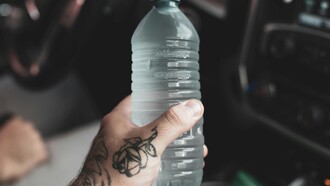 Κάνει να πίνουμε νερό από ένα πλαστικό μπουκάλι που έχει μείνει για ώρα στην τσάντα μας;