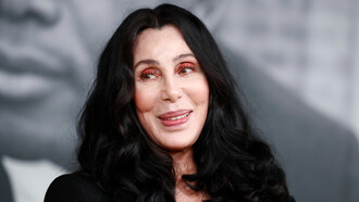 Cher: Βγαίνω με μικρότερους γιατί οι άνδρες στην ηλικία μου είναι «πεθαμένοι»