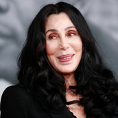 Cher: Βγαίνω με μικρότερους γιατί οι άνδρες στην ηλικία μου είναι «πεθαμένοι»