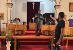 ΗΠΑ: Ένοπλος εισβάλει σε εκκλησία και σημαδεύει τον ιερέα