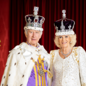 Με κανονιοβολισμούς σε ολόκληρη τη Βρετανία η επέτειος ενός χρόνου από τη στέψη του βασιλιά Κάρολου