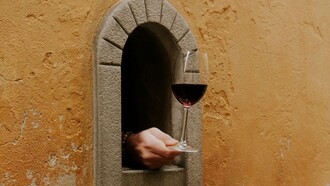 Μικροσκοπικά παράθυρα που σερβίρουν κρασί; Από εμάς είναι ναι!