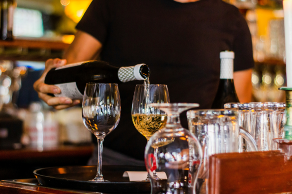Ιταλία: Εστιατόριο κερνάει μπουκάλι κρασί στους πελάτες που αφήνουν το κινητό τους