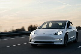 Η Tesla «οδηγείται» προς τα φθηνότερα αυτοκίνητα