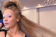 Η Beyoncé βγάζει τις περούκες και αποκαλύπτει τα φυσικά της μαλλιά