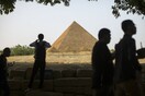 Η Αίγυπτος κατηγορεί την Βρετανία για κλεμμένη πέτρα από τη Μεγάλη Πυραμίδα της Γκίζας