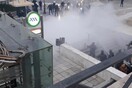 Επεισόδια στο Σύνταγμα: Άπλωσαν πανό για τον Γρηγορόπουλο - Προσαγωγές από την αστυνομία