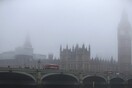 Το Λονδίνο σχεδόν εξαφανισμένο κάτω από πυκνή ομίχλη