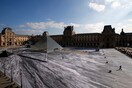 H γιγαντιαία εγκατάσταση του JR μεταμόρφωσε το Λούβρο και αποκαλύπτει το μυστικό της γυάλινης Πυραμίδας