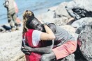 Στόχος απειλών και προσβολών η εθελόντρια που αγκάλιασε αποκαμωμένο μετανάστη - «Δεν θα αφήσουμε το μίσος να νικήσει»