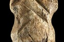 Ανακαλύφθηκε ένα από τα πρώτα αντικείμενα τέχνης στον κόσμο, ένα σκαλισμένο κόκκαλο ελαφιού
