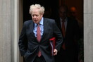 Βρετανία-κορονοϊός: Ο πρωθυπουργός Μπόρις Τζόνσον εγκατέλειψε τo σχέδιo του να μην τεθεί σε πλήρη καραντίνα, μετά την έκθεσή του στην COVID-19	