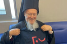 Ο Οικουμενικός Πατριάρχης Βαρθολομαίος με μπλούζα ERTflix