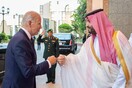 Επίσκεψη Μπάιντεν στη Σαουδική Αραβία: Ο ιδιαίτερος χαιρετισμός με τον μπιν Σαλμάν και οι ελπίδες