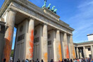 Γερμανία: Ακτιβιστές της «Τελευταίας γενιάς» έβαψαν την Πύλη του Βρανδεμβούργου