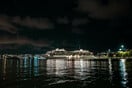 Η νύχτα είναι μεγάλη στο λιμάνι του Πειραιά