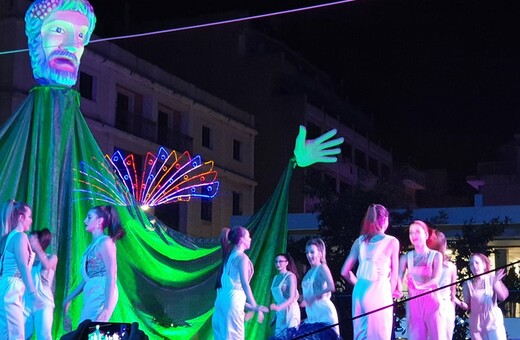 Ξεκίνησε το πατρινό καρναβάλι -Με πυροτεχνήματα, χορό και 3D mapping