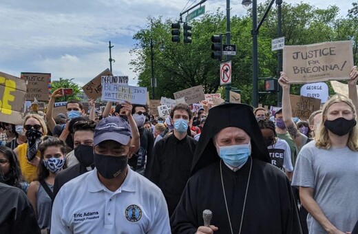 Ο Αρχιεπίσκοπος Αμερικής Ελπιδοφόρος σε διαδήλωση για τη δολοφονία του Τζορτζ Φλόιντ