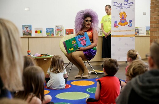Οι drag queens διαβάζουν παραμύθια σε παιδιά