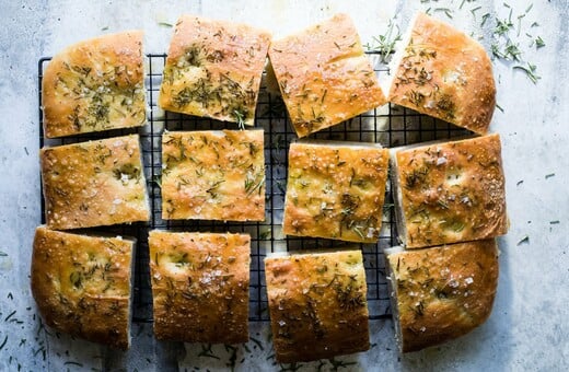 Φοκάτσια, τσαπάτι, ψωμί σόδας: Συνταγές για ψωμιά απείρως ευκολότερα από το προζυμένιο