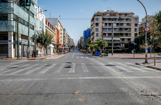 «Θα επιστρέψουμε στην πόλη με νέο δέος και νέο θαυμασμό»: Βαδίζοντας στην άδεια Αθήνα με τον Μέμο Φιλιππίδη