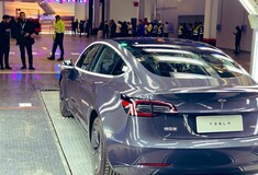 Τα πρώτα Tesla της Κίνας - Ο Έλον Μασκ επενδύει στα Μade in China κόντρα στις ΗΠΑ