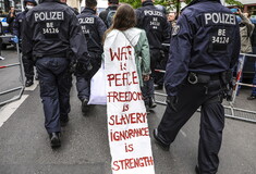 «Θέλω πίσω τη ζωή μου»: Γερμανοί διαμαρτύρονται για τα μέτρα περιορισμού λόγω κορωνοϊού