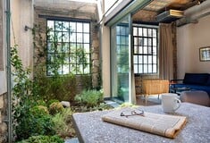 Ένα νέο ξενοδοχείο στου Ψυρρή με κάθετους κήπους και ταράτσα που μοιάζει με ελληνικό λιβάδι