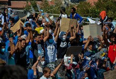 Λέσβος: Διαμαρτυρία προσφύγων στο μπλόκο της Αστυνομίας - Ζητούν να φύγουν από το νησί