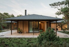 Ένα εξοχικό σπίτι σε πευκοδάσος της Σουηδίας με έμπνευση από την Ιαπωνία