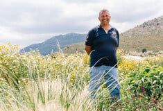 Ο Γιάννης Γρύλλης καλλιεργεί νούφαρα, λωτούς και ίριδες σε ένα μαγικό κτήμα στον Μαραθώνα