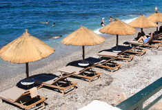 Παραλίες: Από 2.000 έως 60.000 ευρώ τα πρόστιμα – Τι ισχύει για ομπρέλες και ξαπλώστρες