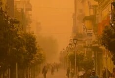 Αφρικανική σκόνη στην Καλαμάτα: Απόκοσμες εικόνες με τον ουρανό να βάφεται πορτοκαλί