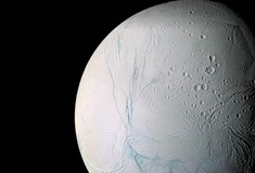 Αν είναι κατοικήσιμος ο Εγκέλαδος, το φεγγάρι του Κρόνου, αναζητούν οι επιστήμονες