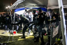 ΗΠΑ: Πλαστικές σφαίρες, κρότου λάμψεις και πάνω από 132 συλλήψεις φιλοπαλαιστίνιων διαδηλωτών στο UCLA