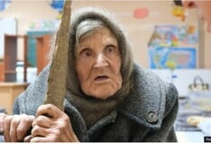 Ουκρανία: Σπίτι για την 98χρονη πρόσφυγα αγοράζει τράπεζα 