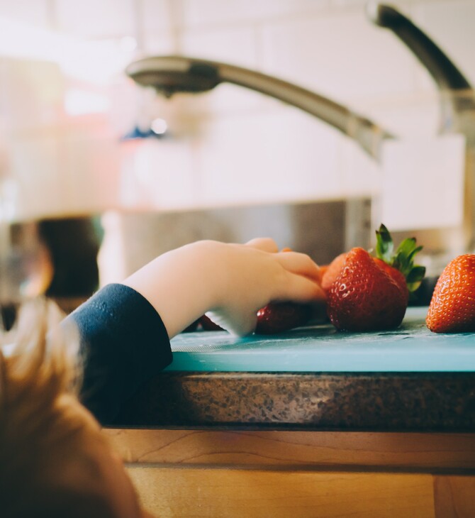 O κορωνοϊός μπορεί να προκαλέσει «διατροφικές αλλαγές» σε παιδιά, λόγω παροσμίας 