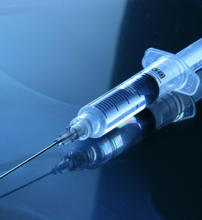 Κορωνοϊος: Ξεκινούν σήμερα οι πρώτοι εμβολιασμοί με τα επικαιροποιημένα εμβόλια 