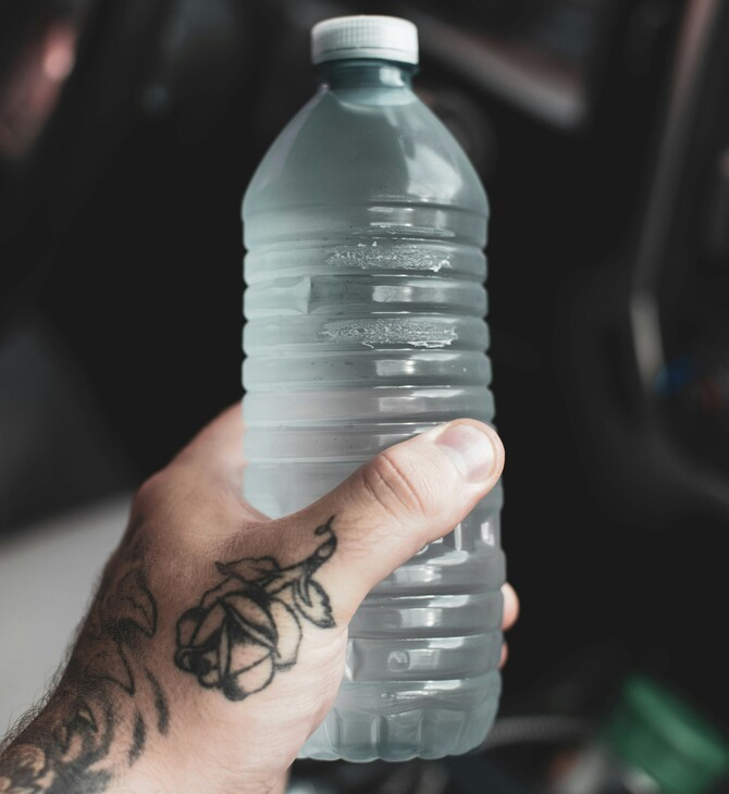 Κάνει να πίνουμε νερό από ένα πλαστικό μπουκάλι που έχει μείνει για ώρα στην τσάντα μας;