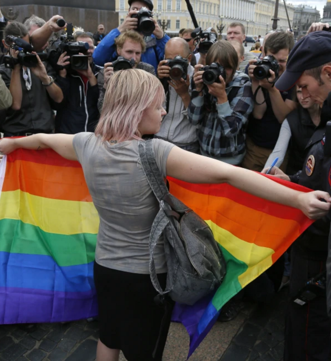 Η αστυνομία βιβλίων στη Ρωσία και η «γκέι προπαγάνδα»