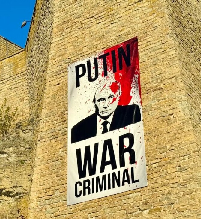 Εσθονία: Κρέμασαν αφίσα με φωτογραφία του Πούτιν και λεζάντα «εγκληματίας πολέμου» που είναι ορατή στη Ρωσία