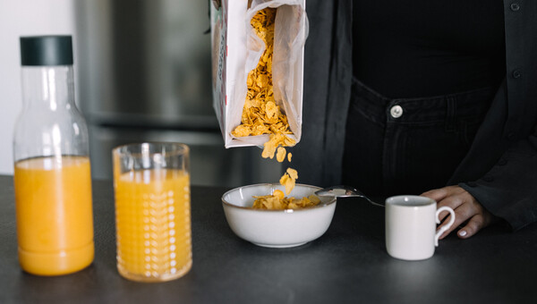 Πρωινό στο σπίτι: Εσύ με τι συνδυάζεις τα δημητριακά σου;