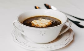 Γαλλική κρεμμυδόσουπα (soupe à l' oignon)