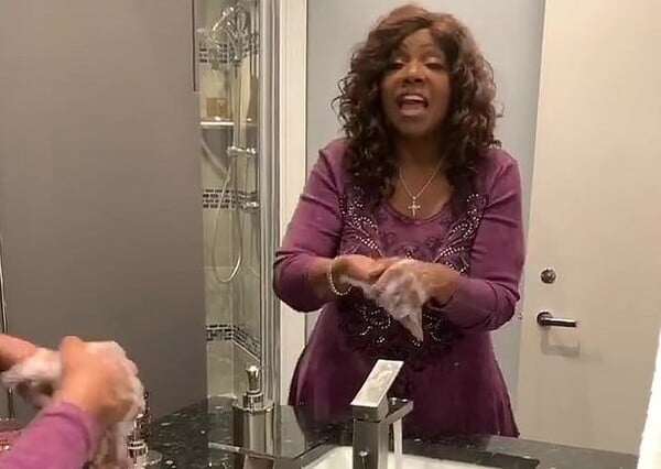 Το πιο επίκαιρο viral: Η Γκλόρια Γκέινορ τραγουδά «I will survive» πλένοντας τα χέρια της