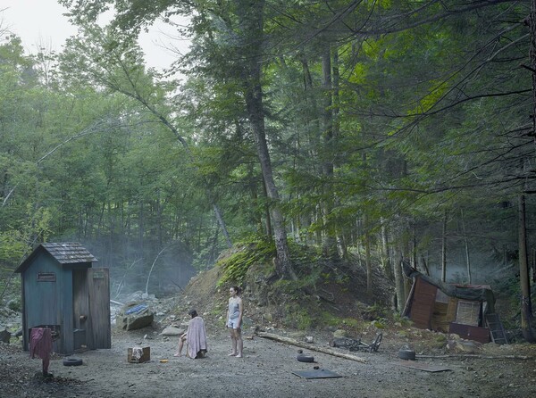 Ο φωτογράφος τέχνης Gregory Crewdson εξερευνά την μοναχικότητα μέσα στα δάση της παιδικής του ηλικίας