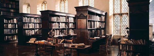 Μέσα στην εντυπωσιακή βιβλιοθήκη Μπόντλιαν της Οξφόρδης
