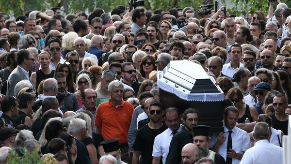 Το τελευταίο αντίο στον Λαυρέντη Μαχαιρίτσα: Στην κηδεία ο Μητσοτάκης, δεκάδες καλλιτέχνες και φίλοι του τραγουδοποιού