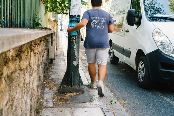 Απροσπέλαστα πεζοδρόμια, «βομβαρδισμένοι» δρόμοι, εξαφανισμένες διαβάσεις - Η εφιαλτική ζωή ενός πεζού στην Αθήνα