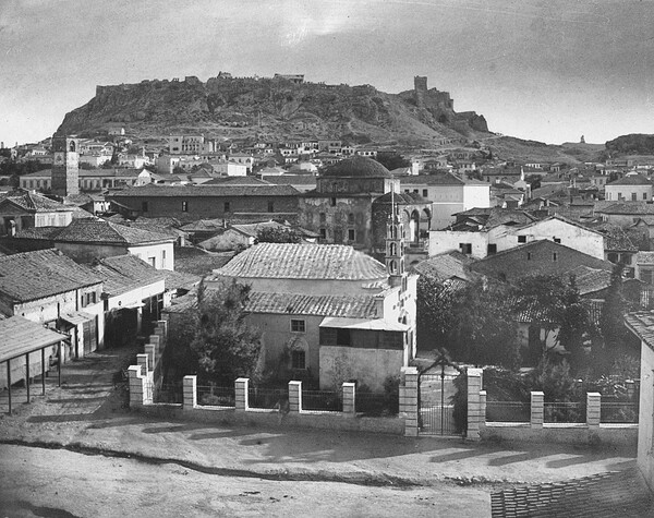 Κάποτε υπήρχε ένας φραγκικός πύργος στην Ακρόπολη, ως αποθήκη αλατιού αλλά και ως φυλακή