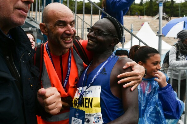 Ο Κενυάτης Τζον Κιπκορίρ Κόμεν είναι ο μεγάλος νικητής στον 37ο Αυθεντικό Μαραθώνιο της Αθήνας